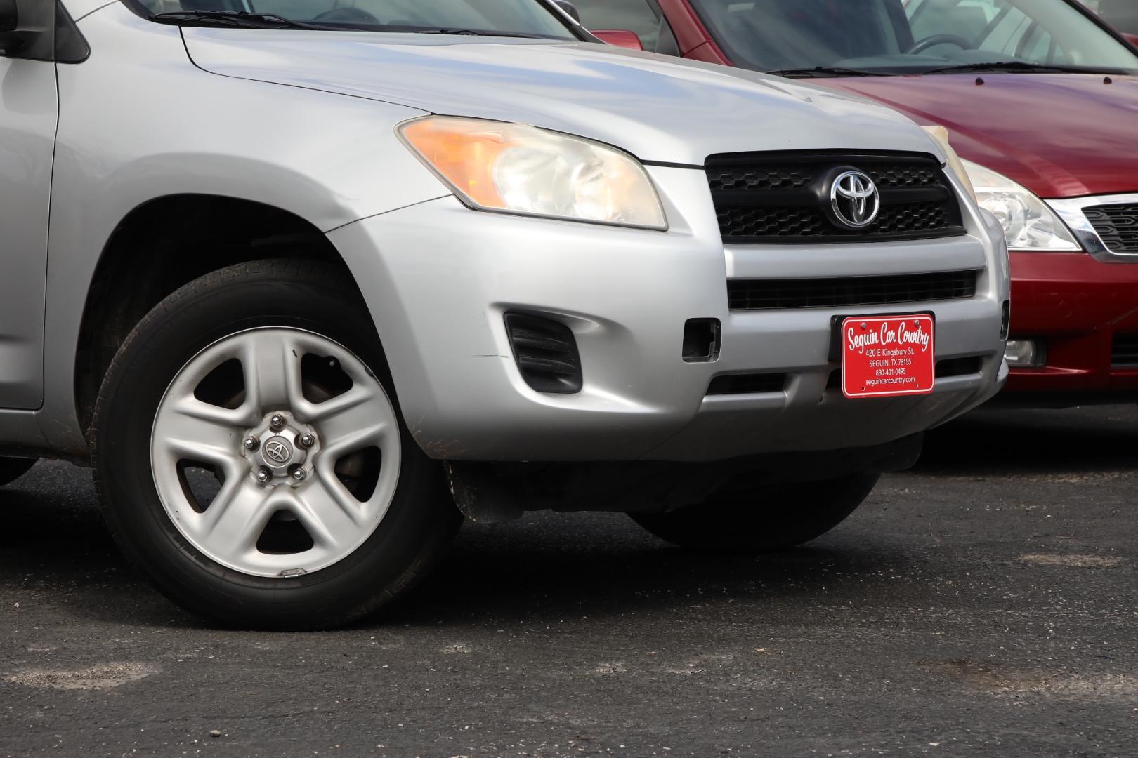 2010 SILVER TOYOTA RAV4 Base I4 2WD (2T3ZF4DV0AW) with an 2.4L L4 DOHC 16V engine, 4-SPEED AUTOMATIC transmission, located at 420 E. Kingsbury St., Seguin, TX, 78155, (830) 401-0495, 29.581060, -97.961647 - Photo#2